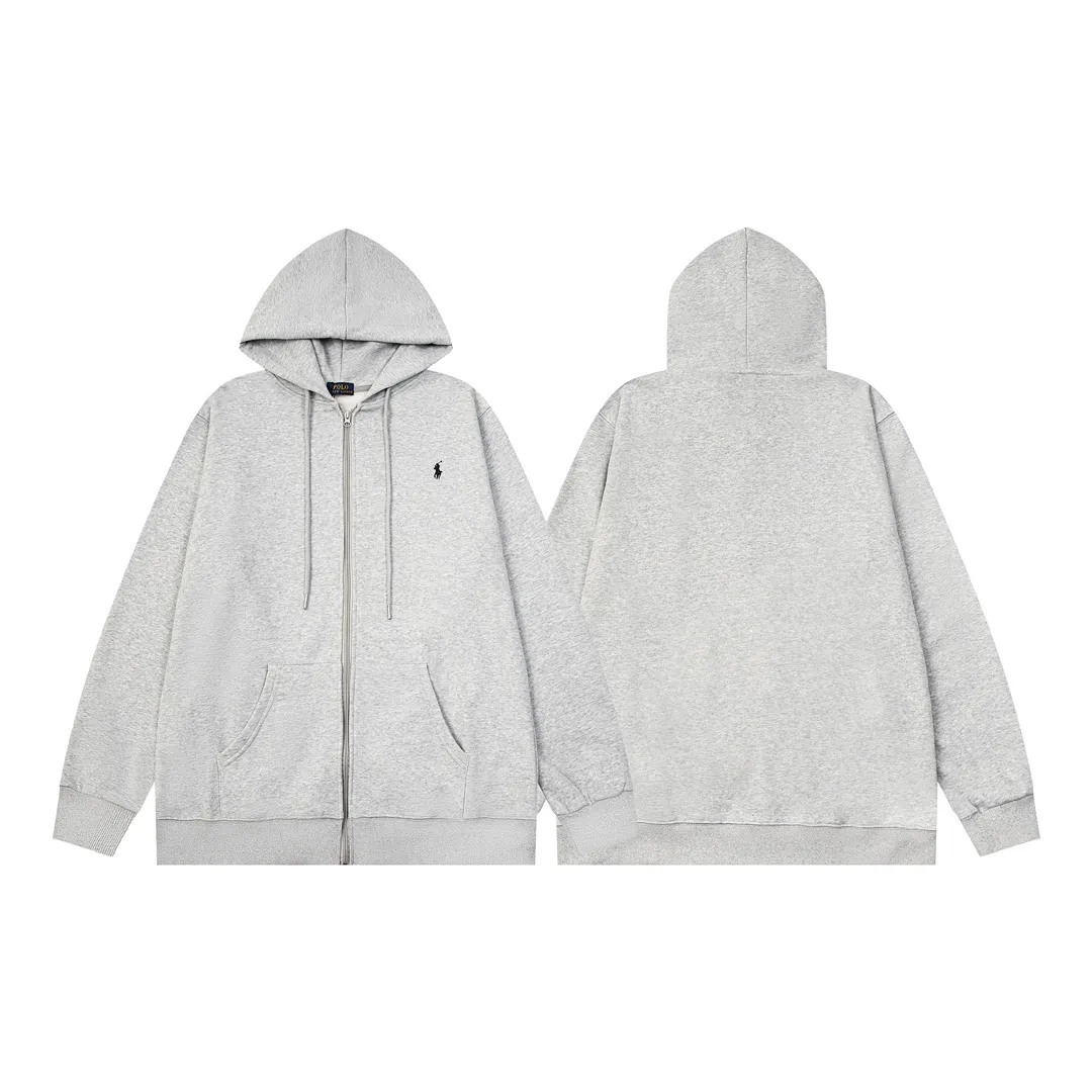 P240 Style No.: Y055 Ralph Lauren/Ralph Lauren pony embroidered zipper cardigan hooded sweatshirt. A one-of-a-kind sweatshirt for autumn and winter is here. You can wear it casually no matter how you wear it! ! This hooded sweatshirt is decorated with the simple style that represents Ralph Lauren and is paired with a pony embroidery pattern, which is three-dimensional and full! The solid color fabric paired with exquisite embroidery instantly sets it off! Hooded sports design, loose and casual fit! The overall texture is very strong! Through the pictures, we can feel the thickness and texture of custom-woven and dyed threads. The workmanship is exquisite. They are shipped from major foreign trade factories. They are all made by masters with many years of experience. Everything is of high standards and requirements! Simple and versatile model ~ Made of imported pique cotton fabric, which is super delicate and soft, close to the body without being tied. All fabrics and accessories are original custom-made and of high quality! Perfectly reflects the brand’s sense of superiority! Standard cut, comfortable stretch, unrestricted movement! Highly practical, high-end and classy! Versatile style ~ can be paired with jeans or jogging pants. Ideal for transitioning from your morning commute to weekend events! Tag, hanging particles, washed, packaging bag, full set of accessories, very good-looking, super exquisite workmanship, size: S-XL, color: navy, black, gray
